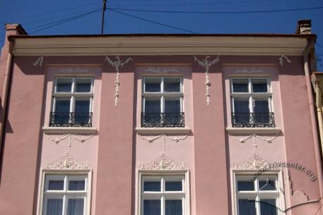 Pl. Rynok, 43. A part of the main facade