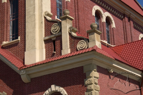 Vul. Zamarstynivska, 134. Part of the attic with volutes