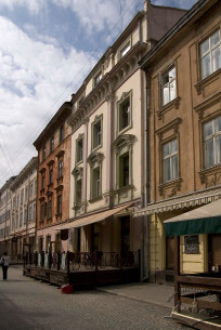 Vul. Krakivska, 9. A view of the building amidst surrounding terraced houses