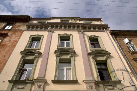 Vul. Krakivska, 9. Fragment of the building's main facade