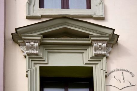 Vul. Krakivska, 9. Decoration above a 2nd floor window