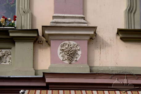 Vul. Krakivska, 9. A cluster of grapes on a pilaster pedestal (2nd floor level)