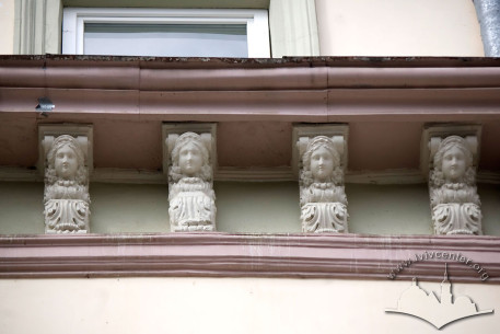 Vul. Krakivska, 9. A cornice with corbels above the 3rd floor which used to top up the facade