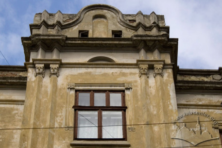 Vul. Drukarska, 11. The uppermost part of the bay window, situated on the main facade