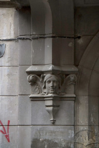 Vul. Drukarska, 11. Capital of the pilaster that flanks the main portal of the house