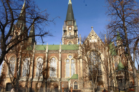 Pl. Kropyvnytskoho, 1. The church's southern facade