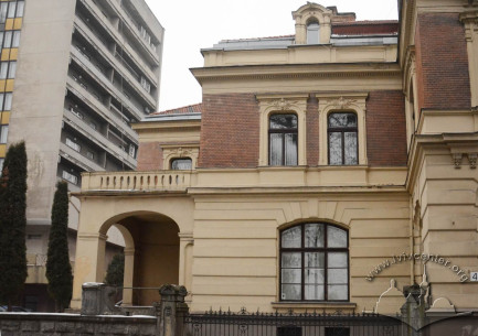 Vul. Mateika, 4. Part of the main, north-eastern facade. On the background, hotel "Dnister" building