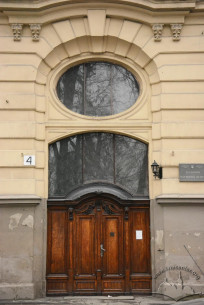 Vul. Mateika, 4. The main entrance