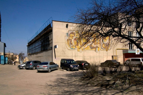 Vul. Kerchenska, 8. The Budivelnyk palace of sports.