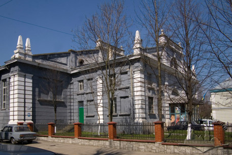 Vul. Henerala Hrekova, 1. Avant-corps at the entrance to the building.