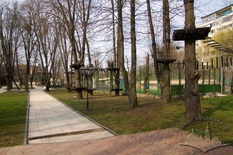 Vul. Horbachevskoho, 24. The main walkway that starts at the complex's entrance in Horbachevskoho street.