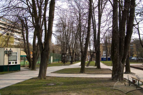 Vul. Horbachevskoho, 24. The main walkway. Multistorey residential buildings from the other side of Horbachevskoho street are seen on the background.
