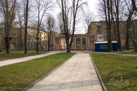 Vul. Horbachevskoho, 24. The main entrance to the complex's territory. The installation of the neoclassicist portico was a part of 1955 reconstruction works.