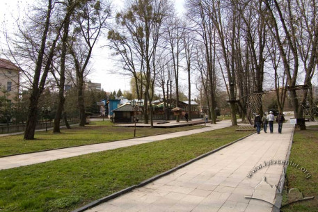 Vul. Horbachevskoho, 24. The main walkway.
