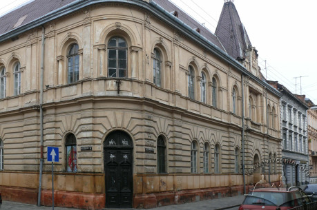 Vul. Dudaieva, 8. Fragment of the building's corner part and the main facade on the side of Dudaieva street.