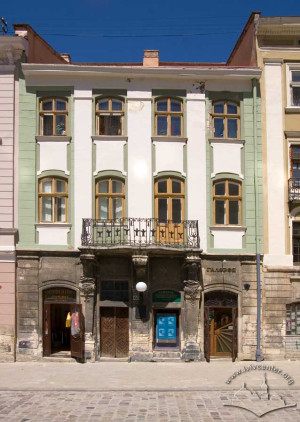 Пл. Ринок, 40 – житловий будинок