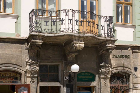 Pl. Rynok, 40. The 2nd floor balcony