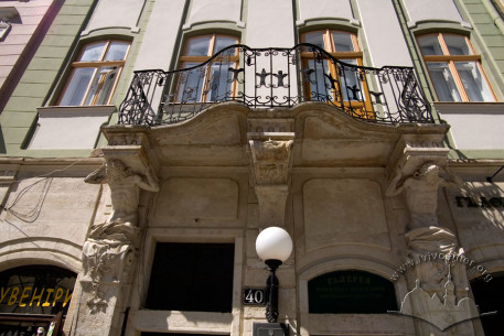 Pl. Rynok, 40. A view of the 2nd floor balcony