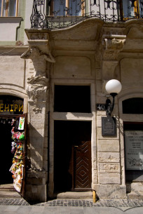 Pl. Rynok, 40. View at the main entrance