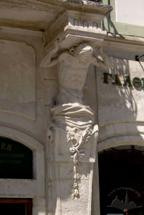 Pl. Rynok, 40. A carved stone atlant supporting the balcony