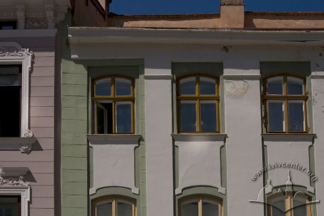 Pl. Rynok, 40. A part of the main facade