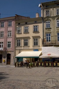 Pl. Rynok, 44. View of the building and the fragment of the adjoining houses