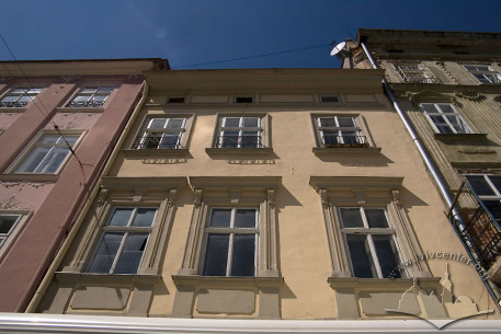 Pl. Rynok, 44. A part of the main facade