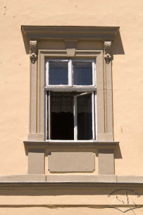 Pl. Rynok, 44. A 2nd floor window