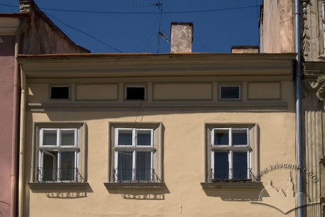 Pl. Rynok, 44. A part of the main facade