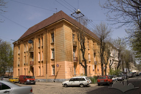 Вул. Федьковича 32. Давніша сецесійна будівля клубу споруджена у 1908 р.