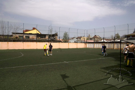 Вул. Федьковича 30-32. Стадіон клубу