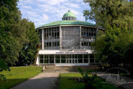 Vul. Samchuka, 14 (the territtory of the Stryiskyi park). View of the building's facade with the main entrance.