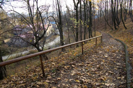 Вул. Лисенка, 23а. Вигляд з півночі. На передньому плані - доріжка, якою можна піднятися до вул. Барвінських і до будинку ОхМатДиту