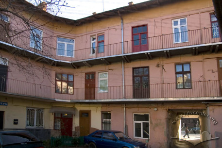 Вул. Городоцька, 44. Вигляд з подвір'я