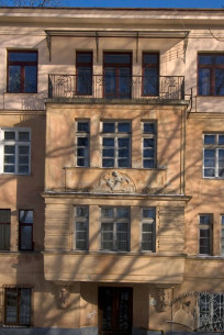 Vul. Kniazha, 16. Bay window above the entrance
