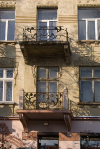 Vul. Hlyboka, 4. A part of the main facade