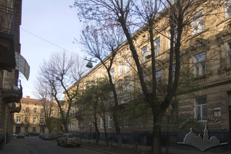 Вул. Севастопольська, 3. Будинок в забудові вулиці, вигляд зі сходу