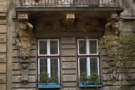 Вул. Севастопольська, 3. Фрагмент фасаду з вікнами 1-го пов