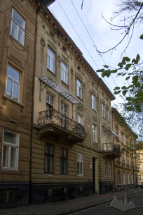 Вул. Севастопольська, 4. Вид на головний фасад будинку зі сходу