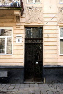 Вул. Севастопольська, 8. Головний портал будинку