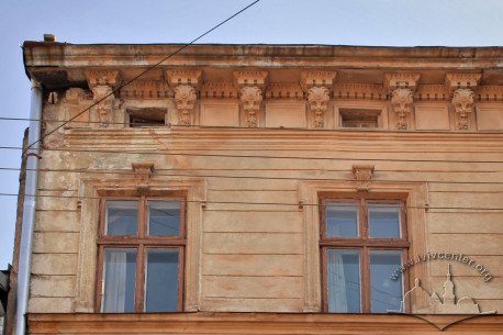 Вул. Кониського, 3. Вікна 3-го поверху і вінцевий карниз