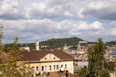 Castle Hill viewed from the Citadel Hill.  On the left is the TV tower, on the right, the memorial Union of Lublin mound.