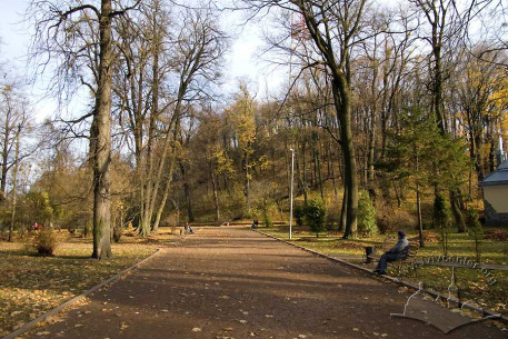 Vysoky Zamok Park; western part of the lower terrace and central walk.