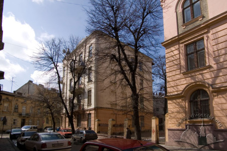 Вул. Кониського, 4а. Вигляд будинку з початку вулиці. Справа — фрагмент будинку школи (Кониського, 4)