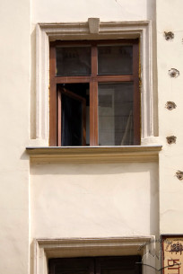 Вул. Сербська, 3. Вікно ІІІ-го поверху