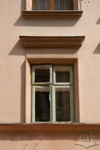 Вул. Сербська, 5. Вікно ІІ-го поверху