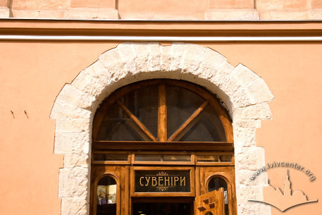 Вул. Сербська, 8. Розкрите кам'яне мурування довкола вхідного порталу (бічний фасад)