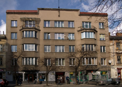 Вул. Князя Романа, 9. Вид на головний фасад будинку