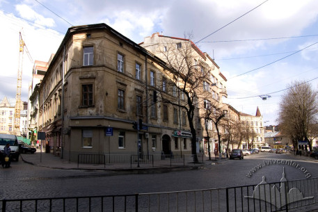 Вул. Князя Романа, 9. Вигляд будинку в оточуючій забудові. На передньому плані — будинок №7.