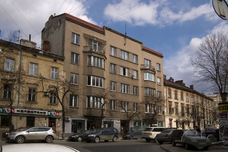 Вул. Князя Романа, 9. Вигляд будинку в оточуючій забудові вулиці